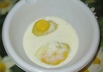 добавить к яйцам молока